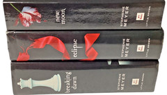 Stephenie Meyer&rsquo;s Twilight Saga: New Moon, Eclipse & Breaking Dawn, 2 HC, 1 PB