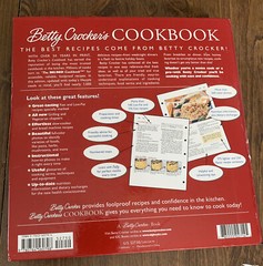 BETTY CROCKER&rsquo;s Big Red Cookbook ~ 5 Ring Binder ~ 2000, 9th Print ~ 576 Pages