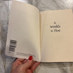 A Wrinkle in Time: (Newbery Medal Winner) by L&rsquo;Engle, Madeleine
