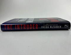 Freida McFadden « The Intruder » Hard Cover (A #1 New York Bestselling Author)
