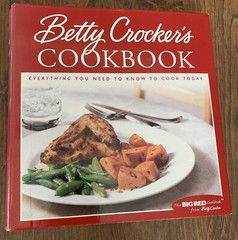 BETTY CROCKER&rsquo;s Big Red Cookbook ~ 5 Ring Binder ~ 2000, 9th Print ~ 576 Pages